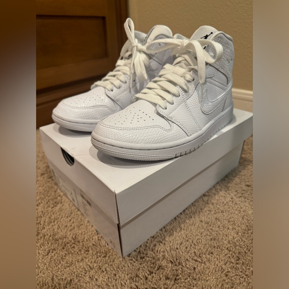 Authentic Preowned Nike Air Jordan 1 Mid shoe sneaker W6.5